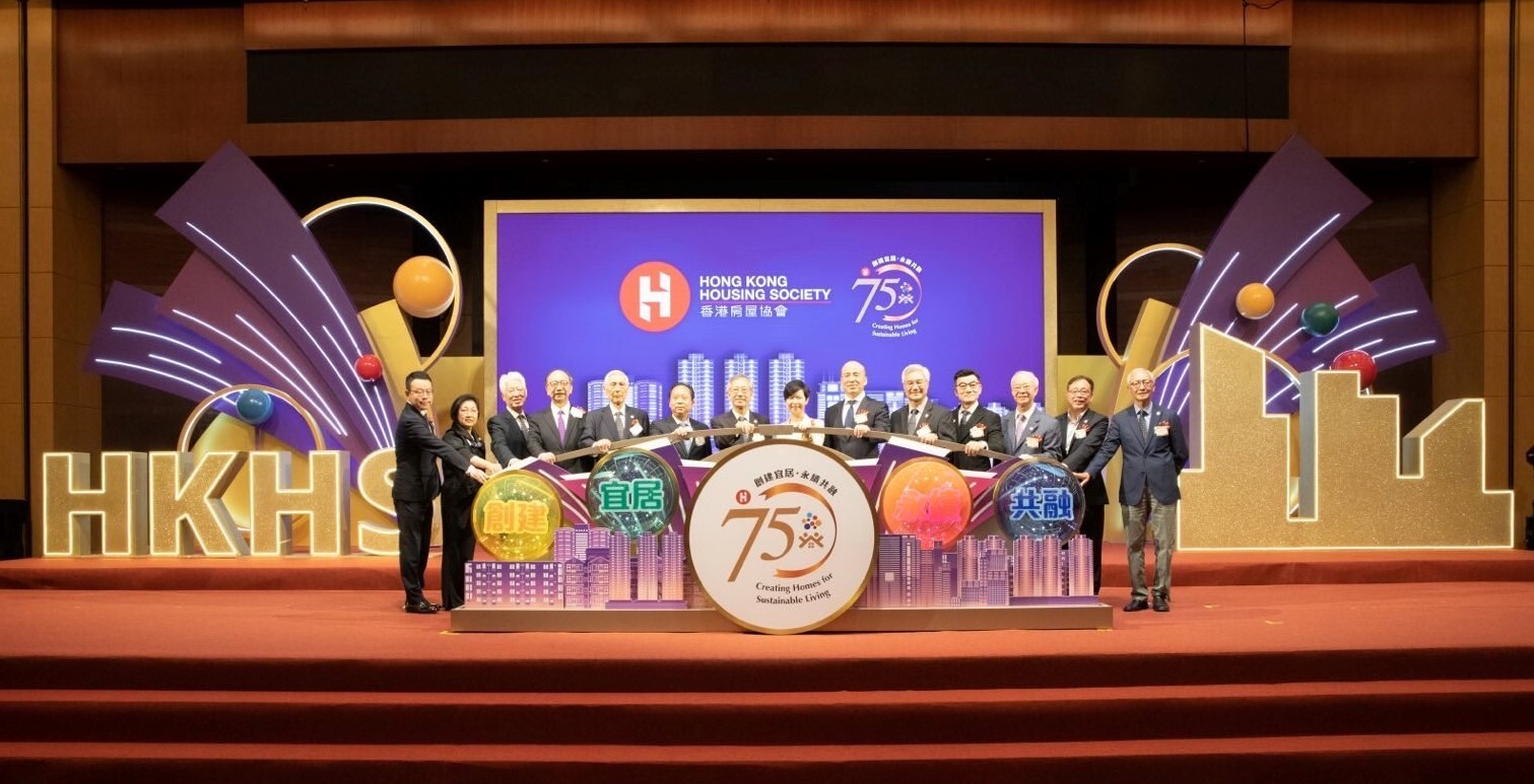 香港特别行政区政府房屋局局长何永贤(右七)及房协主席陈家乐(右八)，联同各嘉宾为房协七十五周年庆祝酒会主持亮灯仪式。